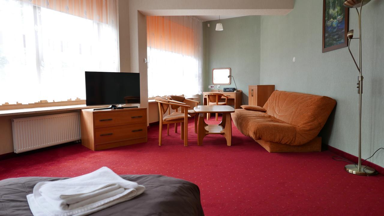 Hotel Osrodek Szkoleniowo - Wypoczynkowy Guzianka Ruciane-Nida Exterior foto
